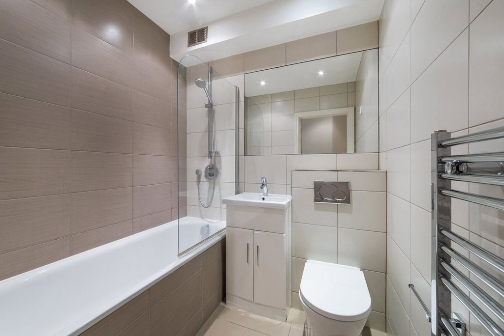 Property photo 3 of 9 Bathroom
