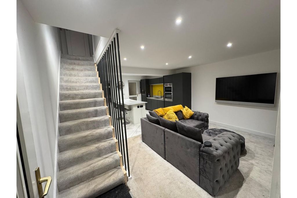 Property photo 1 of 21 Lounge / Kitchen