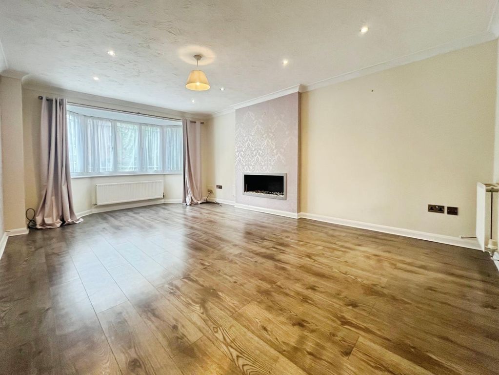 Property photo 3 of 19 Living Room