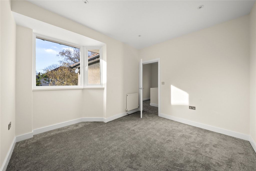 Property photo 2 of 17 Picture No. 02