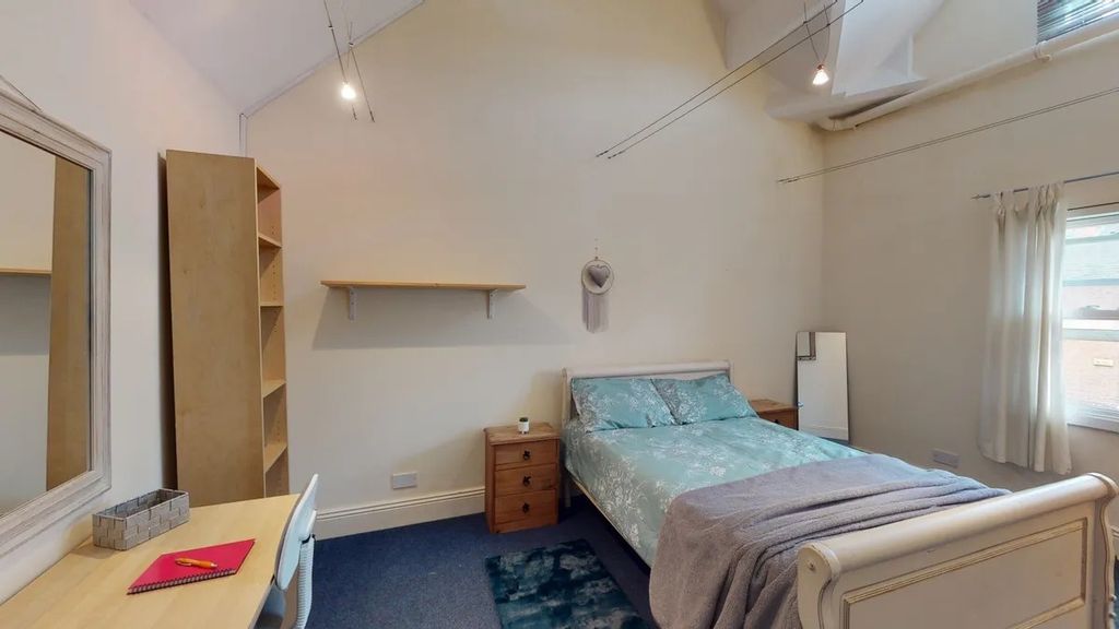 Property photo 3 of 7 A Cozy Double Bedroom Featuring A Comfortable Doub...