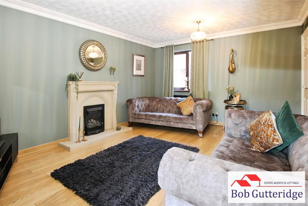 Property photo 3 of 37 Lounge