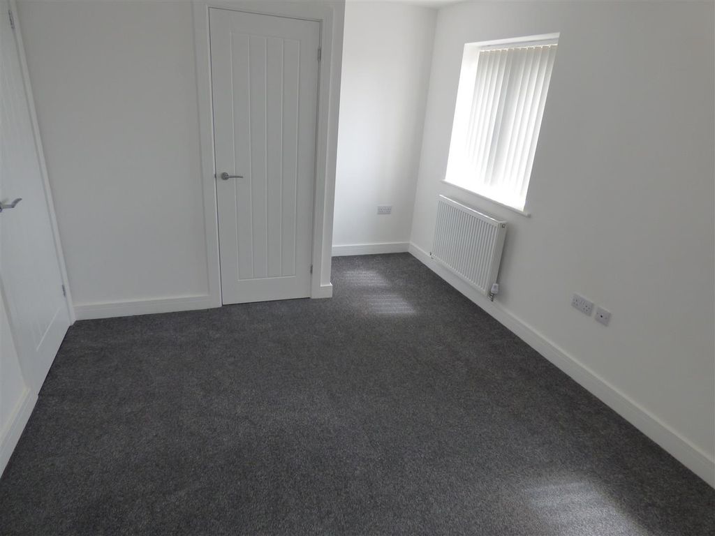 Property photo 2 of 18 24A Little Hallam Hill - Bed.Jpg