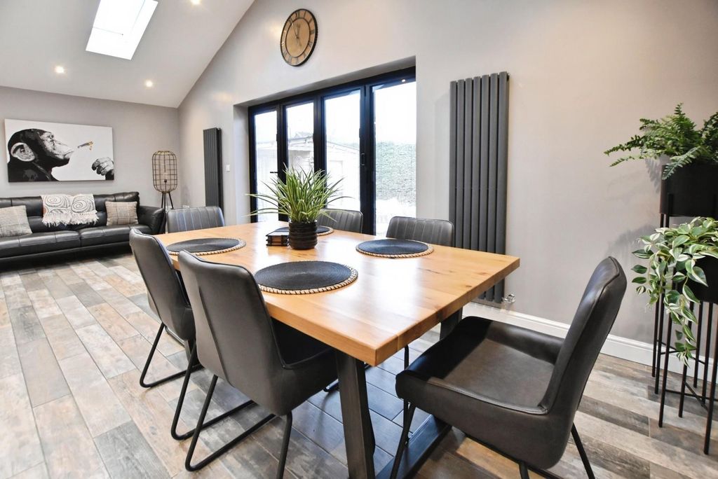 Property photo 2 of 33