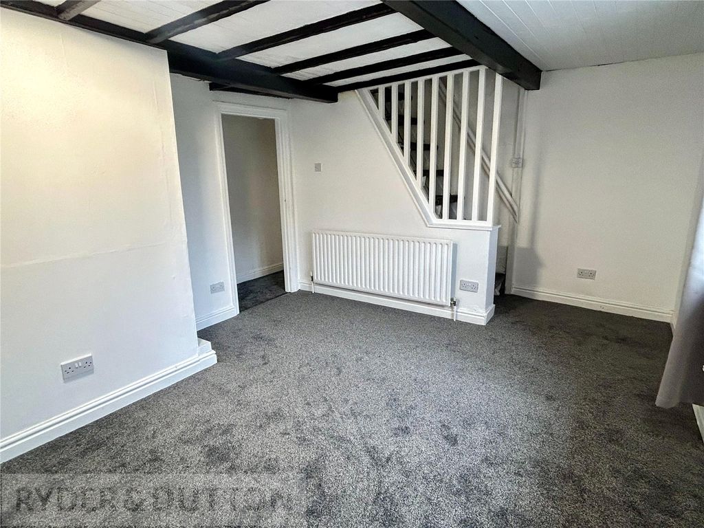 Property photo 3 of 13 Lounge