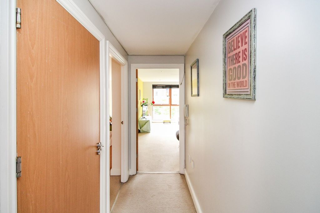 Property photo 2 of 8 Entrance Hall