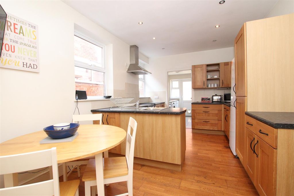 Property photo 3 of 13 Kitchen Breakfast Room (1).Jpg