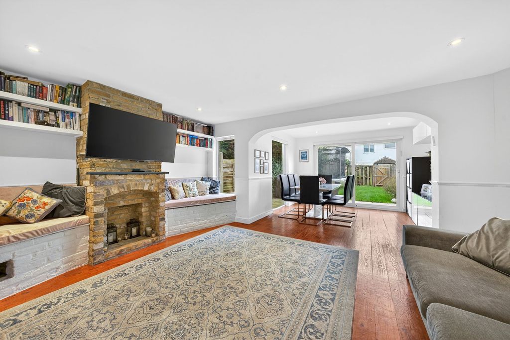 Property photo 1 of 18 Living Room