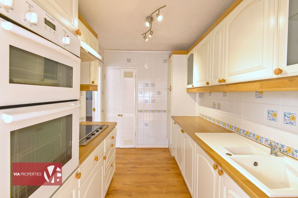 Property photo 3 of 24 3 Bosanquet Road Hoddesdon Via Properties Estate l