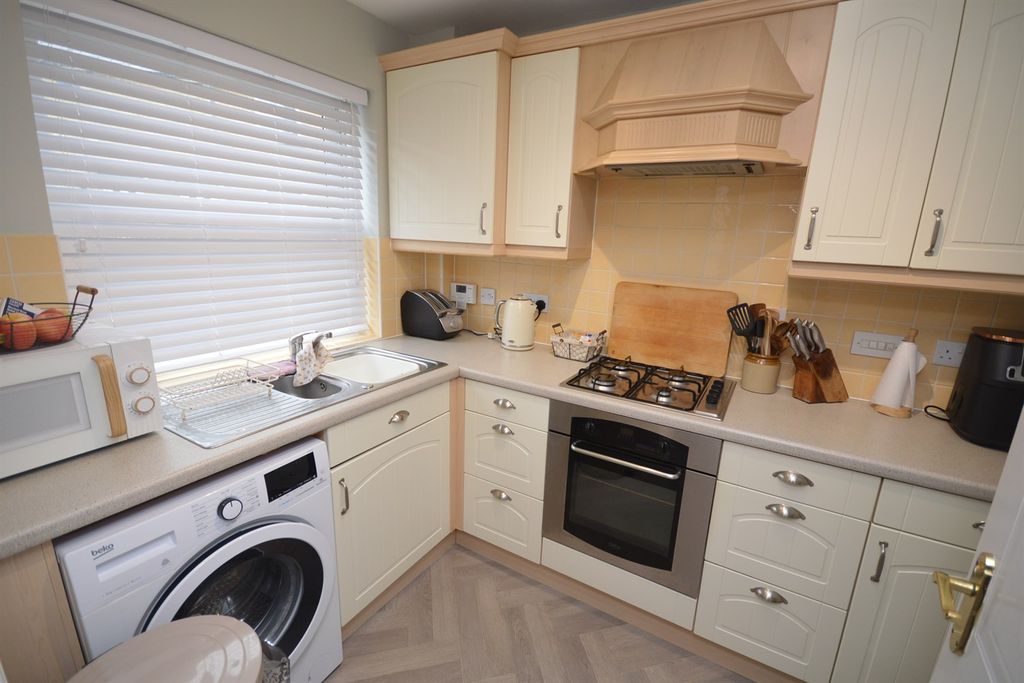 Property photo 3 of 9 Kitchen