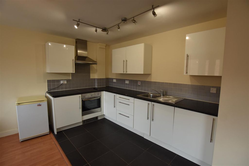 Property photo 2 of 10 Kitchen