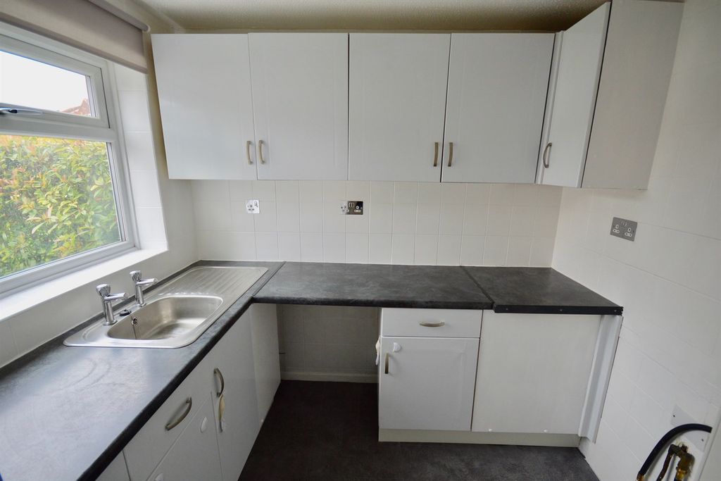 Property photo 2 of 10 Kitchen