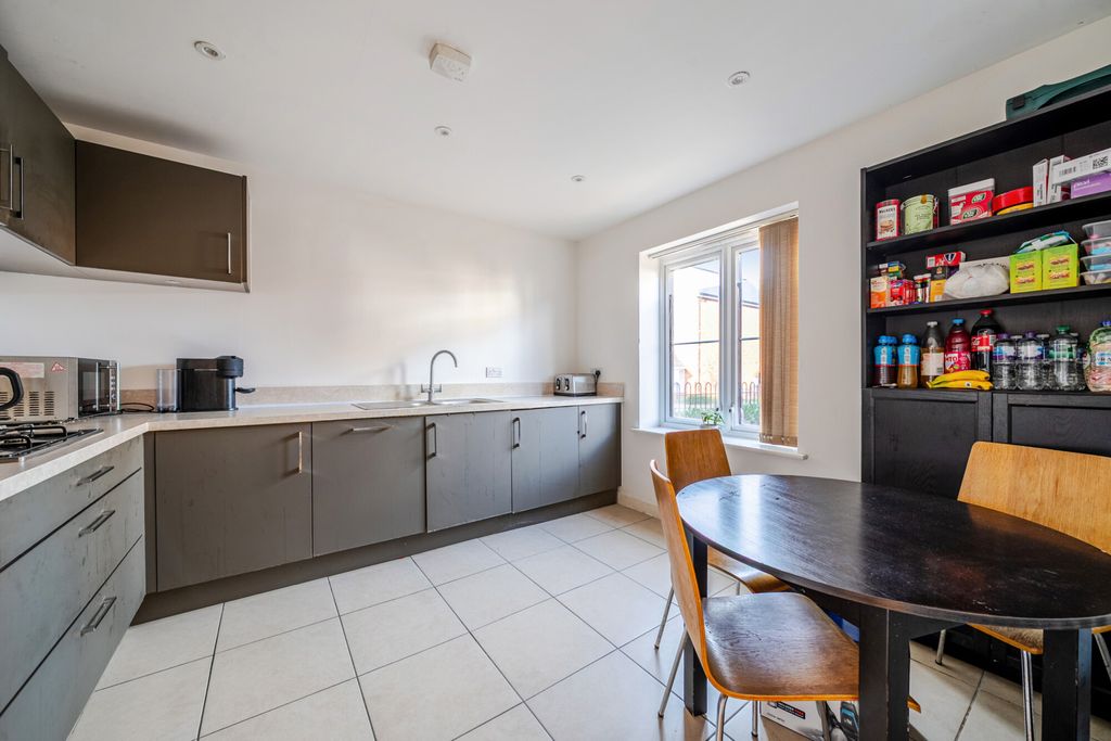 Property photo 3 of 10 Kitchen