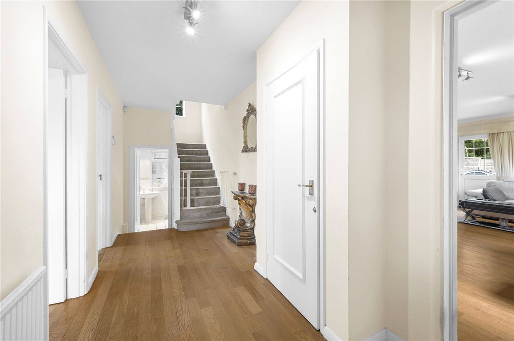 Property photo 3 of 19 Entrance Hall