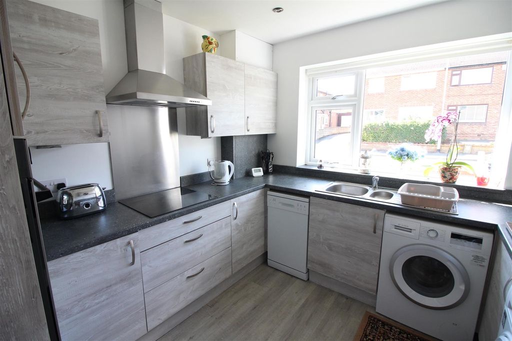 Property photo 2 of 12 Fitted Kitchen