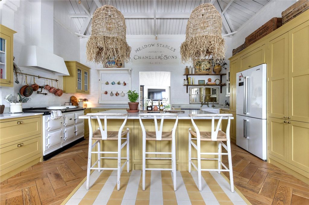 Property photo 3 of 10 Kitchen