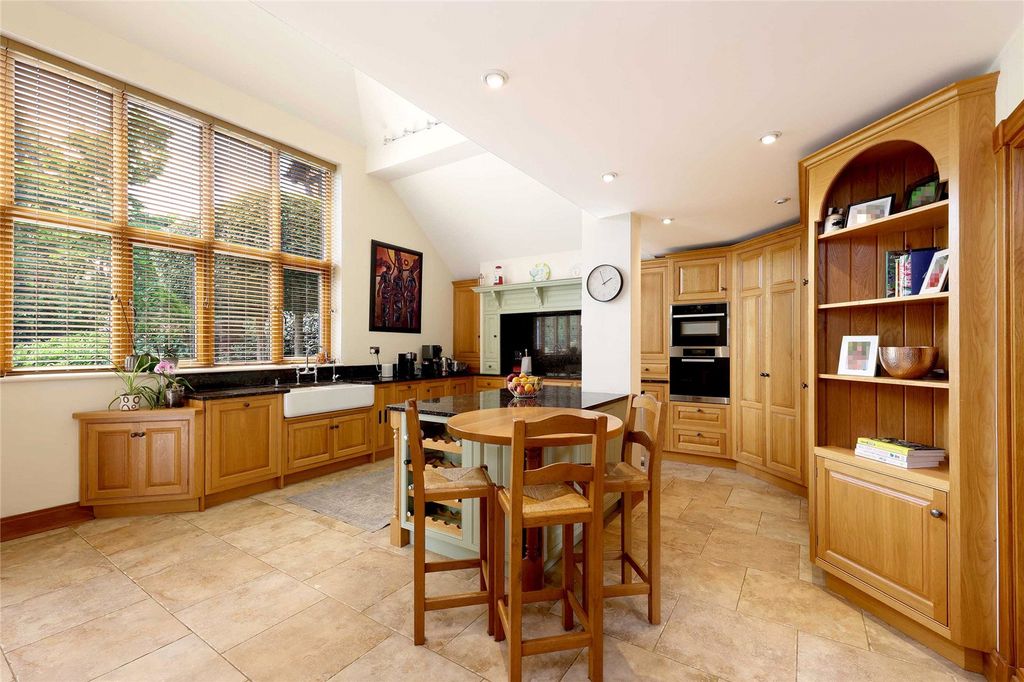 Property photo 3 of 14 Kitchen/Breakfast