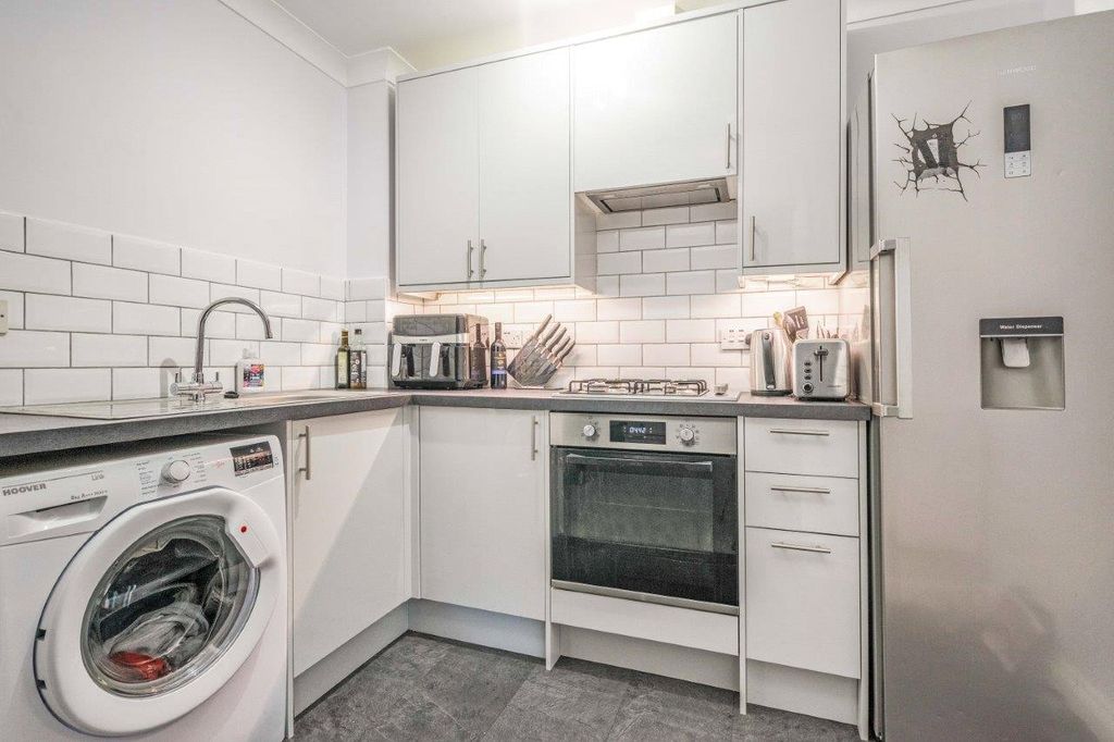 Property photo 3 of 11 Kitchen