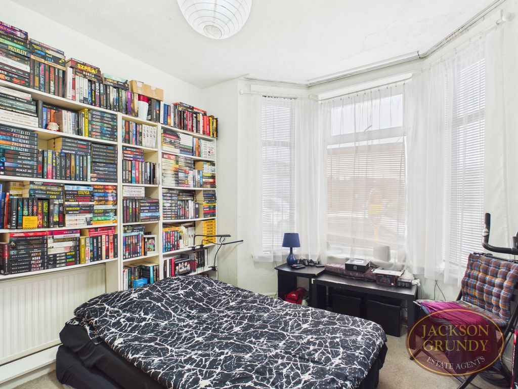 Property photo 2 of 8 Moore Street