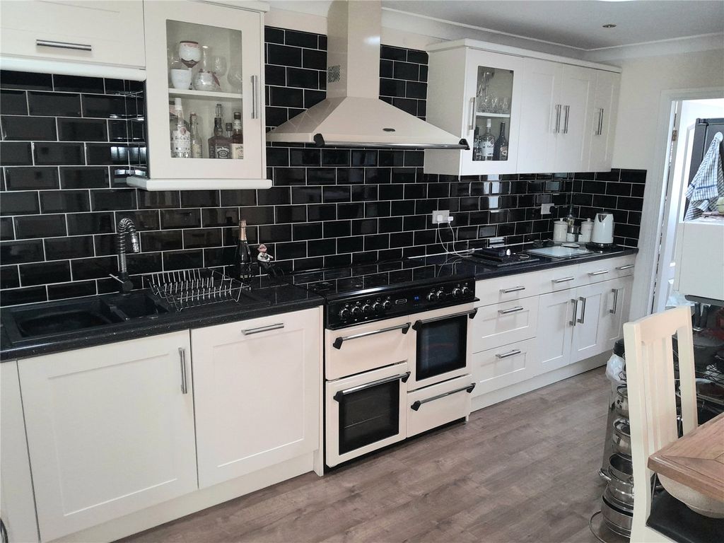 Property photo 3 of 18 Picture No. 01
