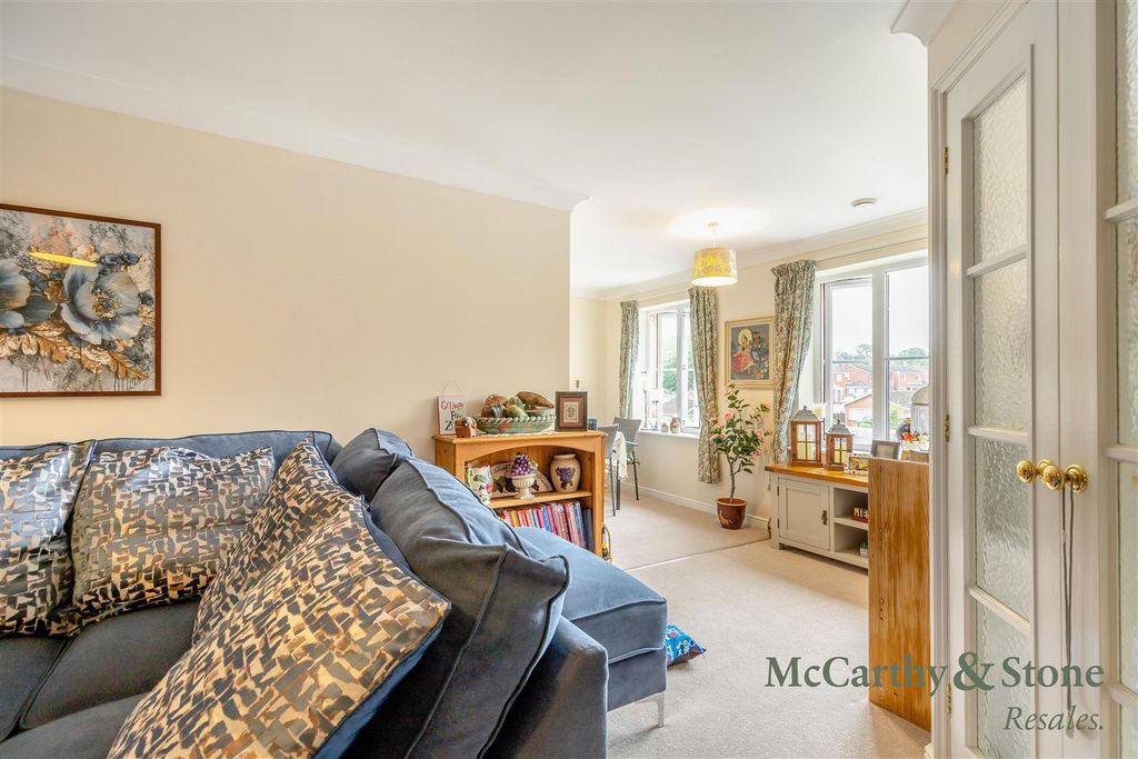 Property photo 3 of 23 8700558-Interior08.Jpg