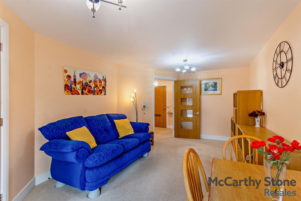 Property photo 3 of 32 8639597-Interior05-800.Jpg