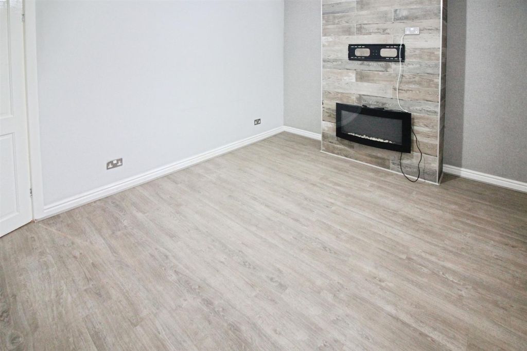 Property photo 3 of 8 Lounge