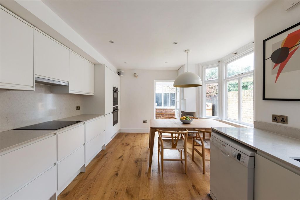 Property photo 3 of 47 Ridley Road, E7