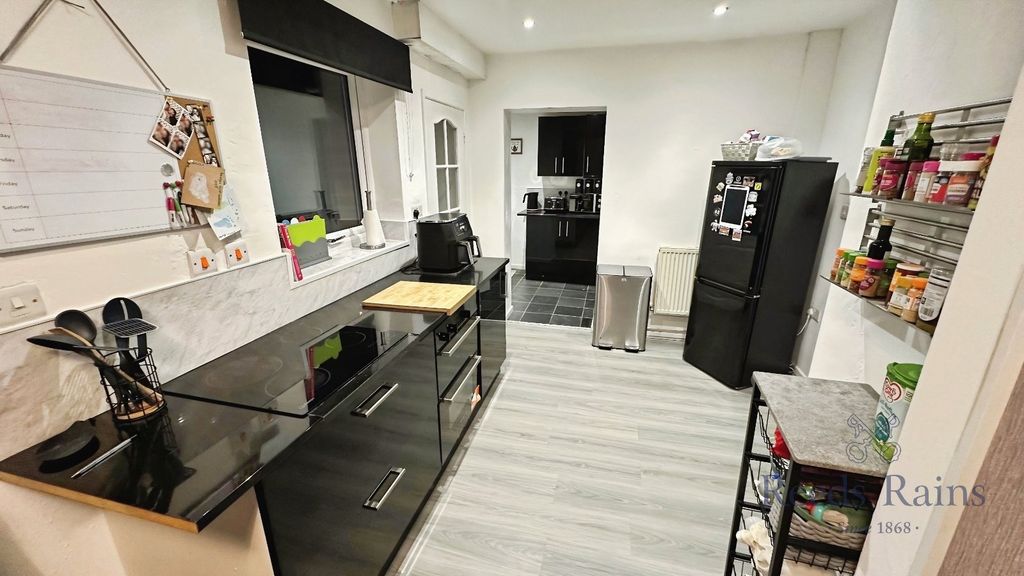 Property photo 3 of 12 Kitchen