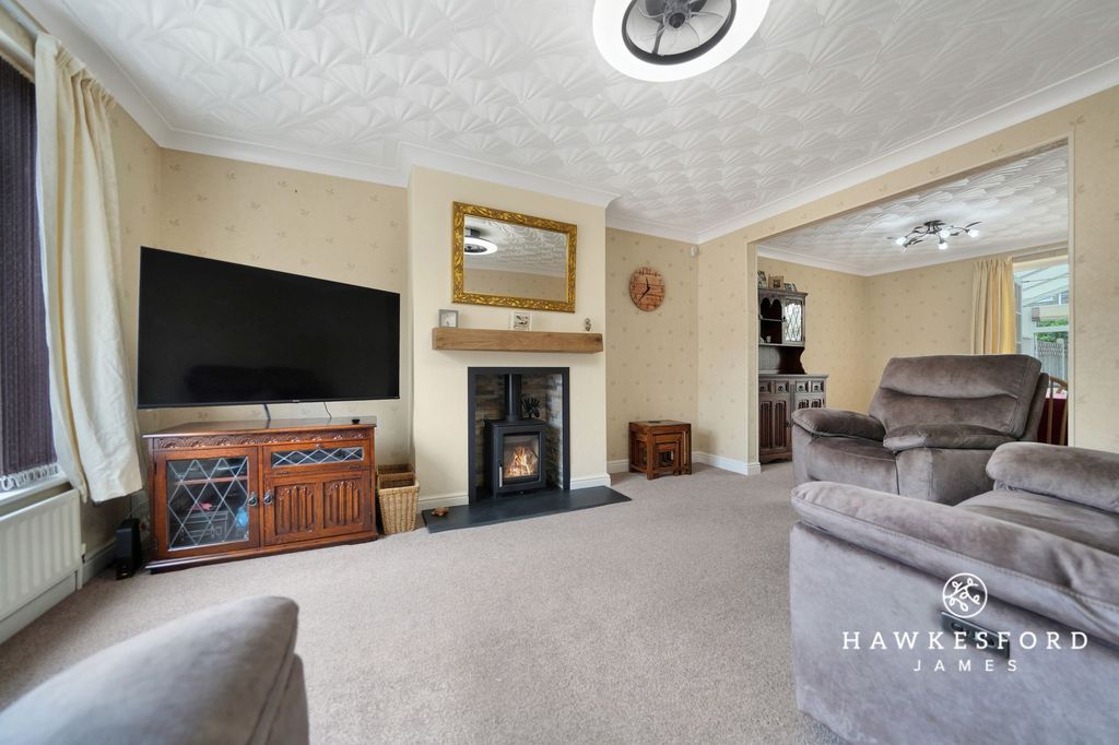 Property photo 2 of 19 Westerham Road, Sittingbourne - Lounge