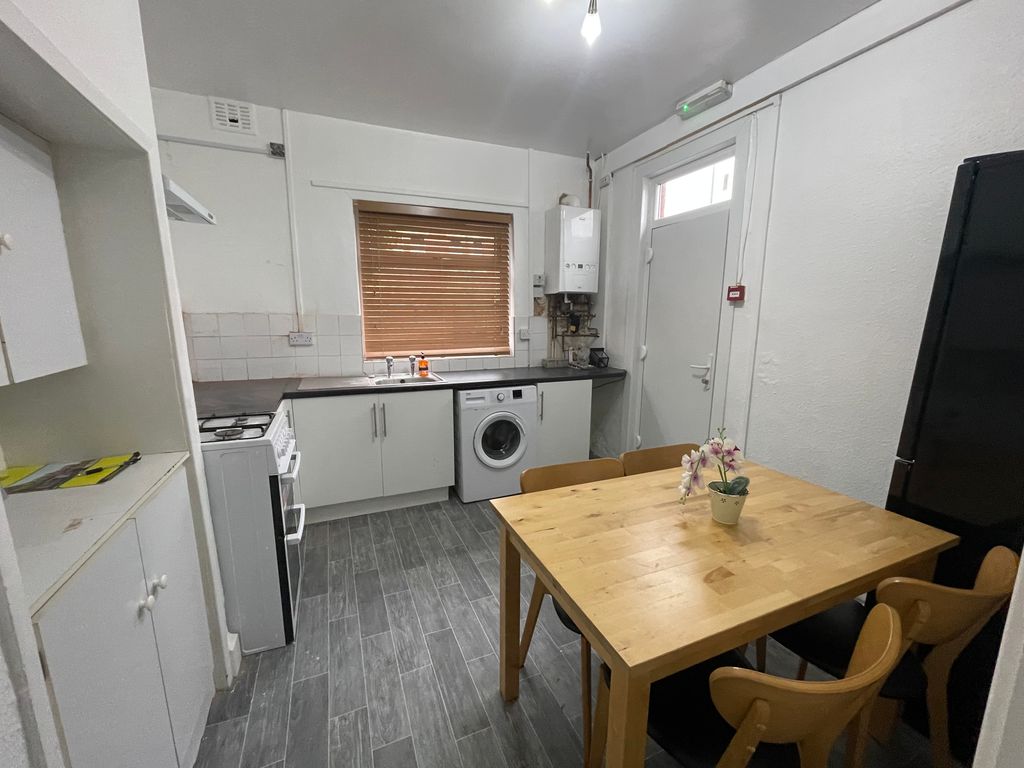 Property photo 1 of 6 Kitchen