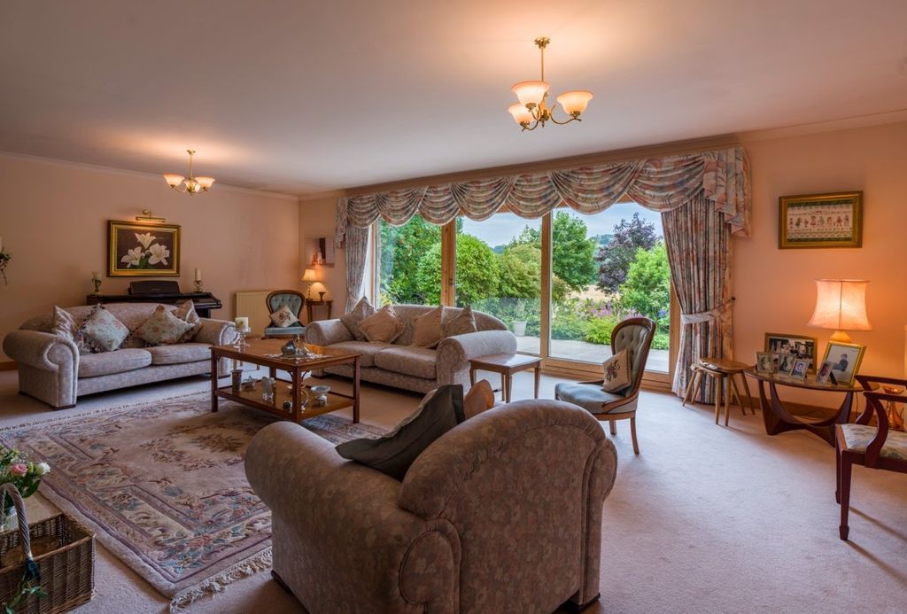 Property photo 3 of 14 Sitting Room
