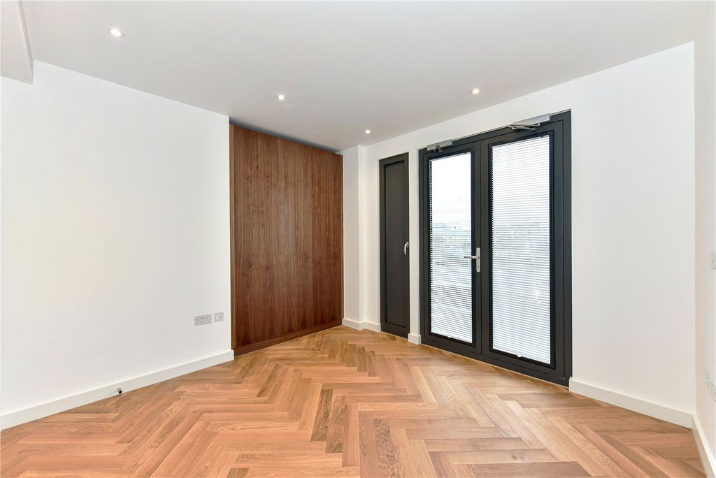 Property photo 3 of 9 Bedroom