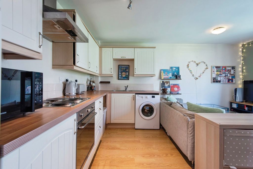 Property photo 2 of 22 Kitchen/Lounge