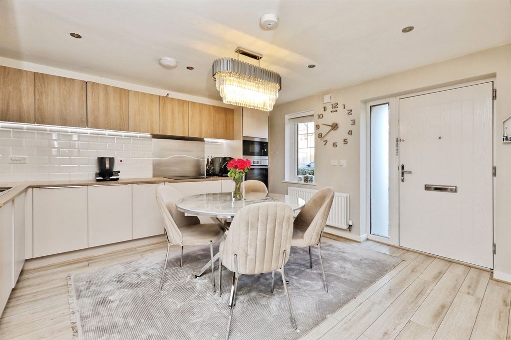 Property photo 2 of 13 Kitchen Diner