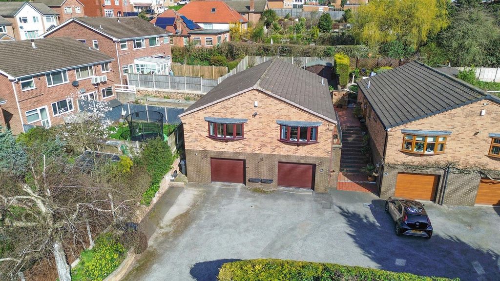 Property photo 1 of 30 Fraser Road Carlton, Nottingham, Ng4 1Nq