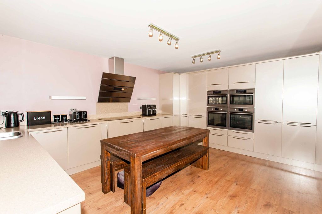 Property photo 2 of 30