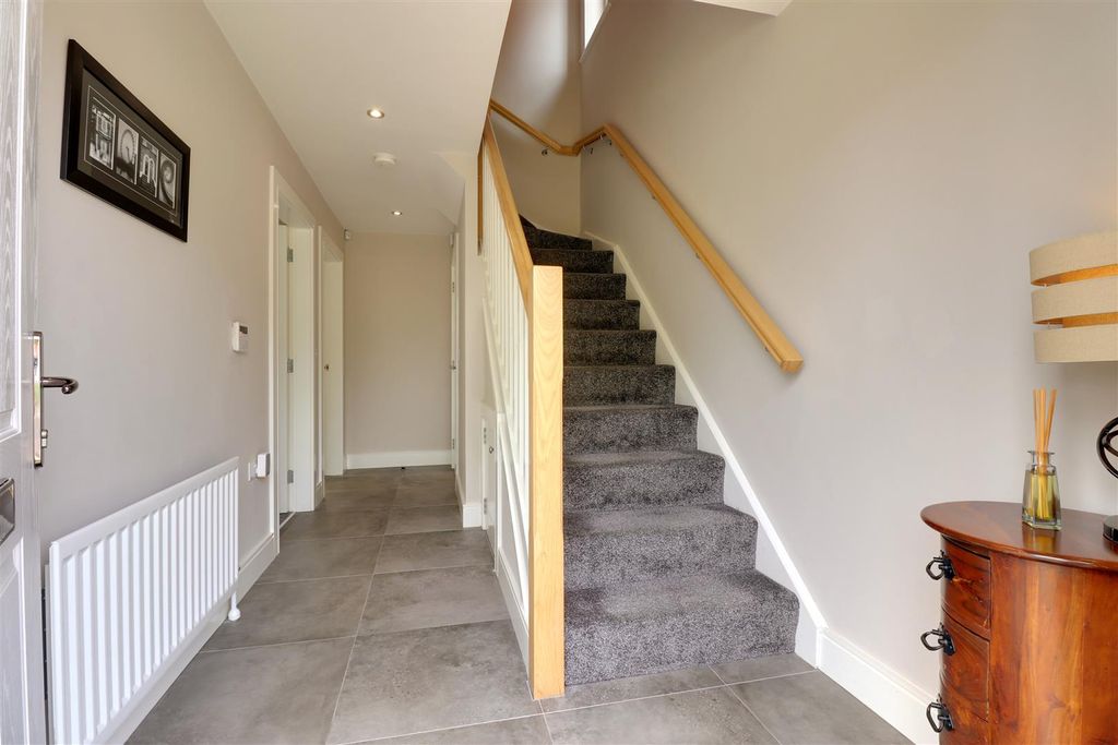 Property photo 3 of 29 Entrance Hall
