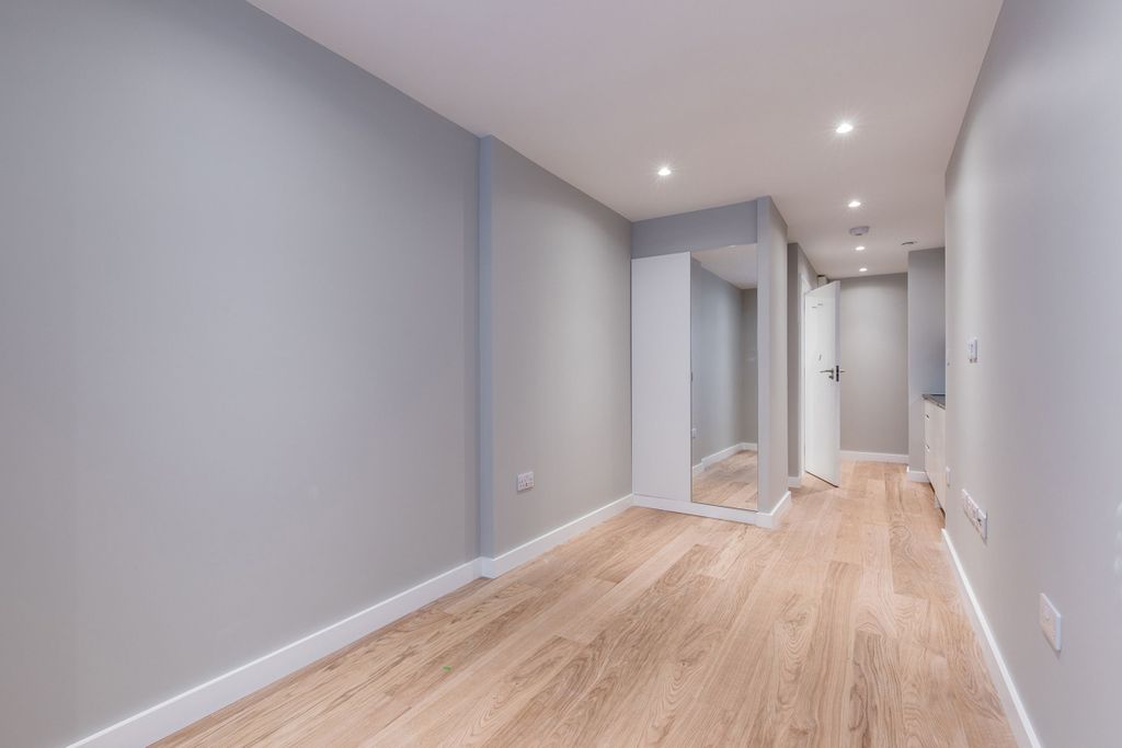 Property photo 3 of 14 Lounge