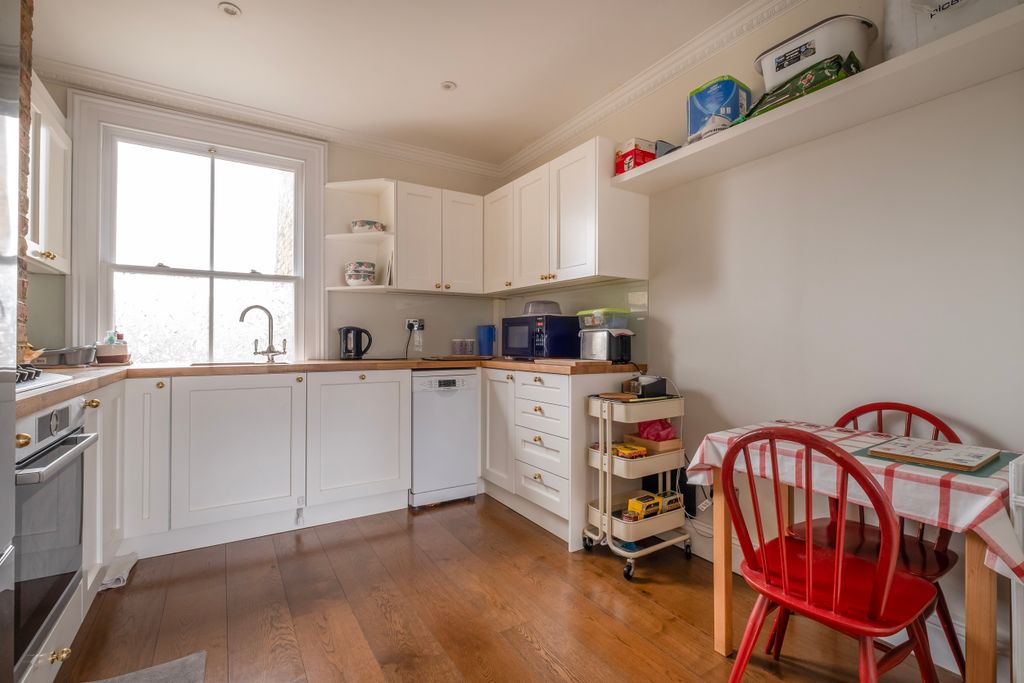 Property photo 3 of 10 Kitchen