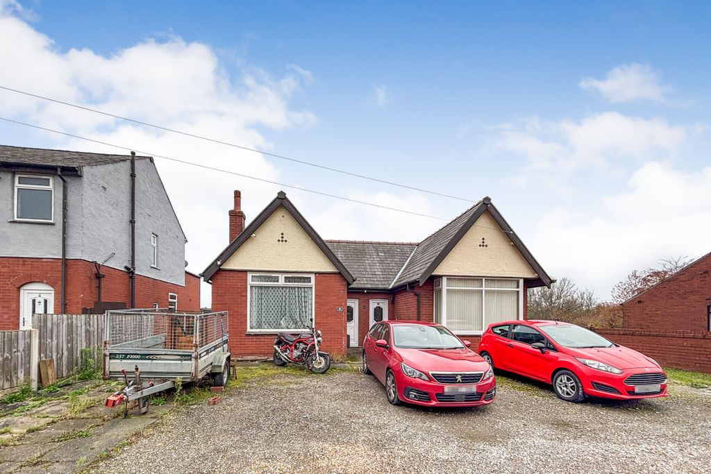 Property photo 2 of 11 6 Walnut Avenue, Wigan Wn1 3Xe