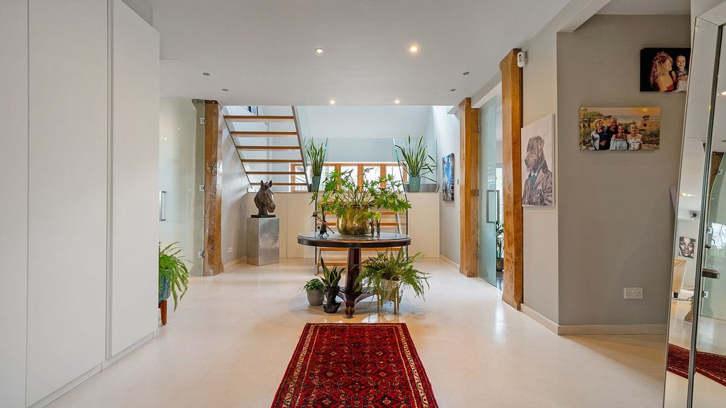 Property photo 3 of 39 Entrance Hall