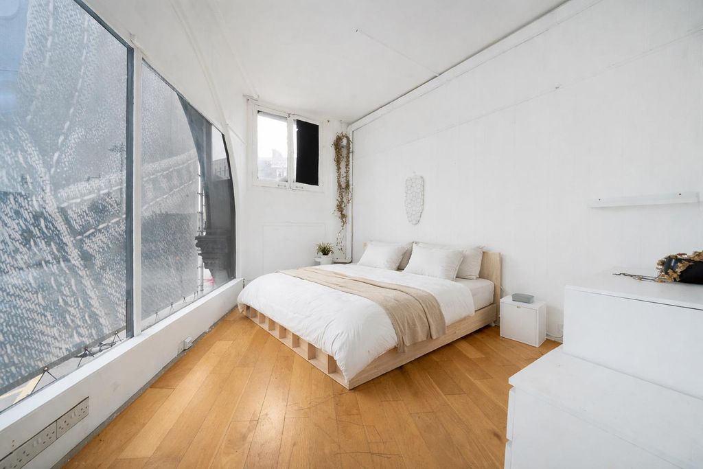 Property photo 3 of 10 Bedroom