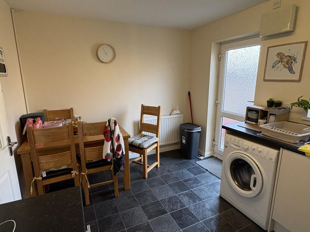 Property photo 3 of 8 Kitchen