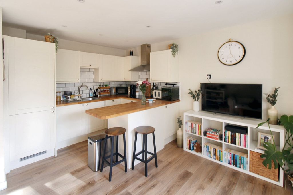 Property photo 2 of 7 Picture No. 24