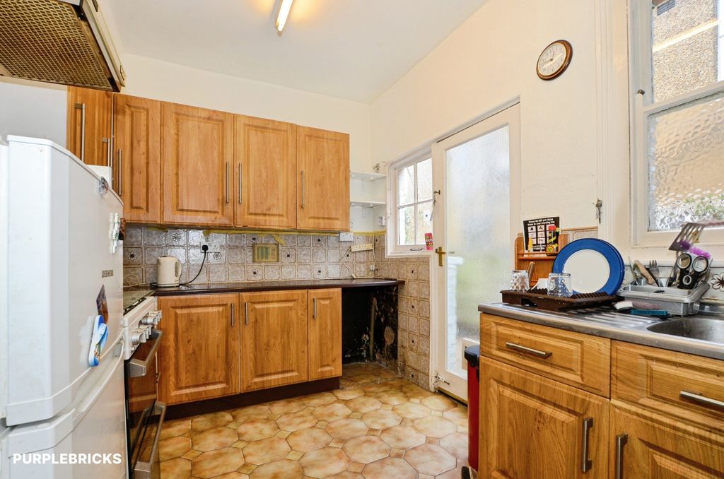 Property photo 3 of 25 Kitchen