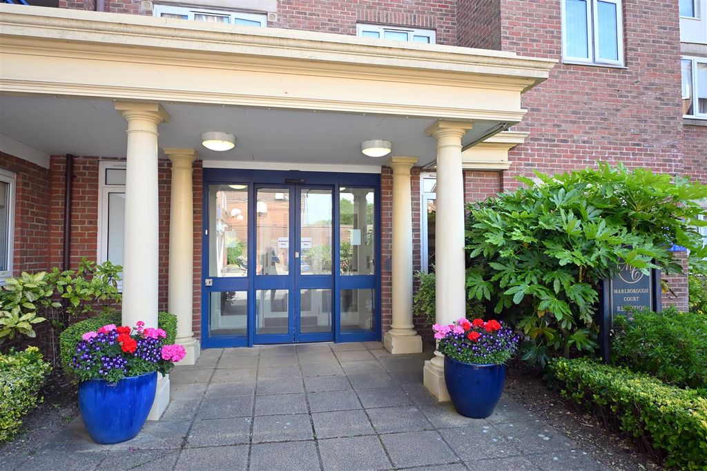 Property photo 3 of 16 Communal Entrance