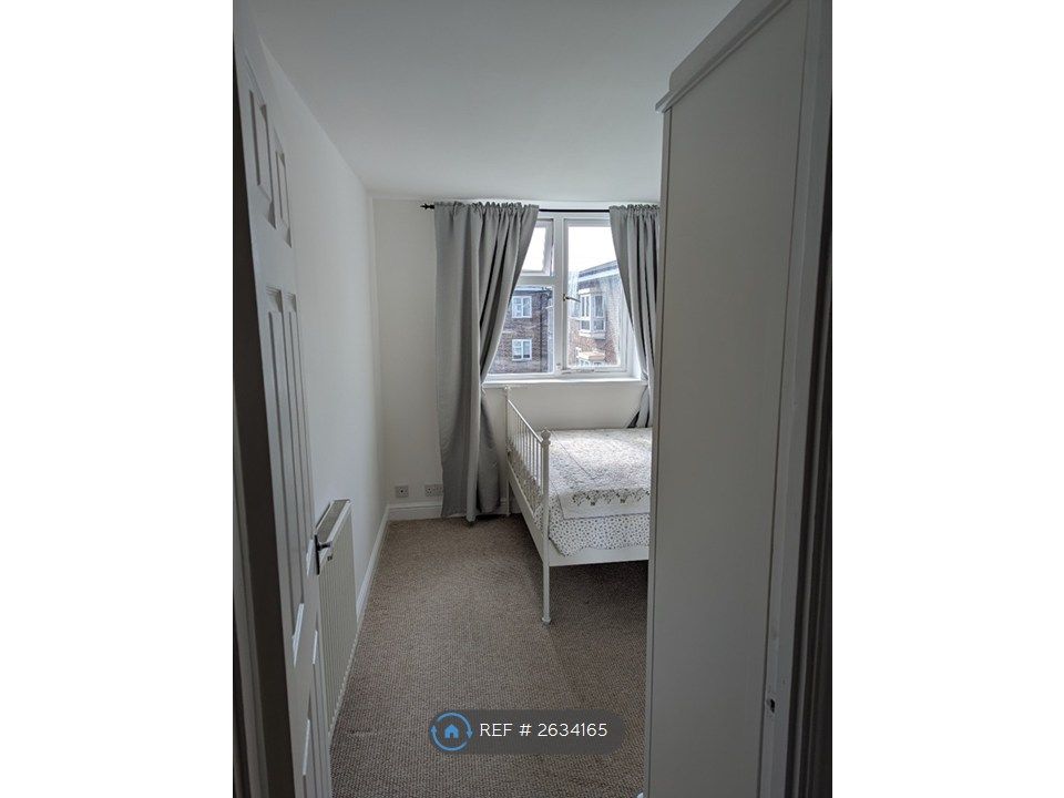 Property photo 2 of 16 Large Bedroom