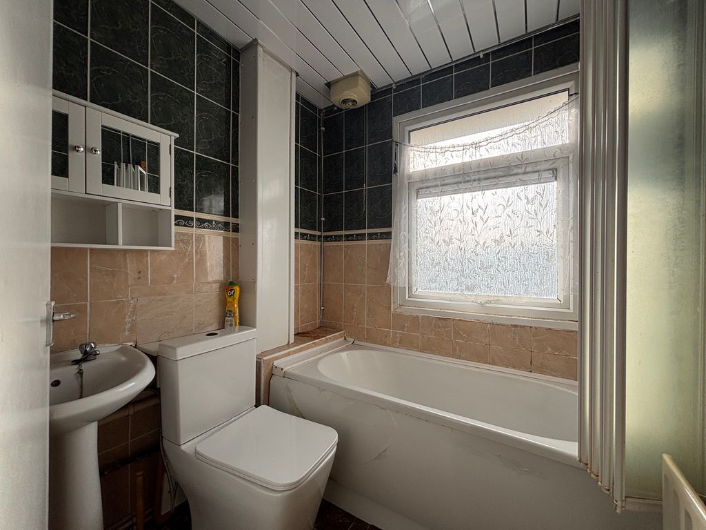 Property photo 3 of 10 Family Bathroom