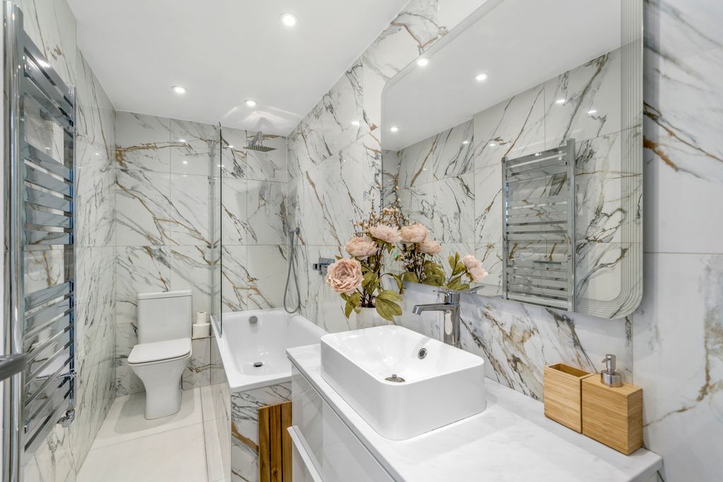 Property photo 2 of 7 Bathroom